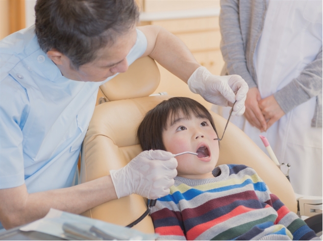 お子さまには3～4か月ごとの定期検診を