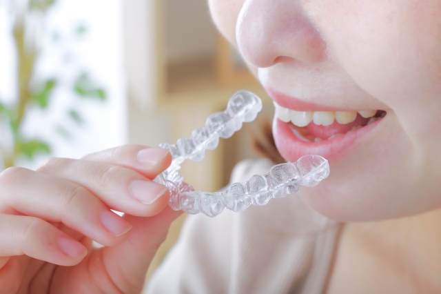 矯正治療って何歳から始めるべき？子どもと大人の違いを解説🦷