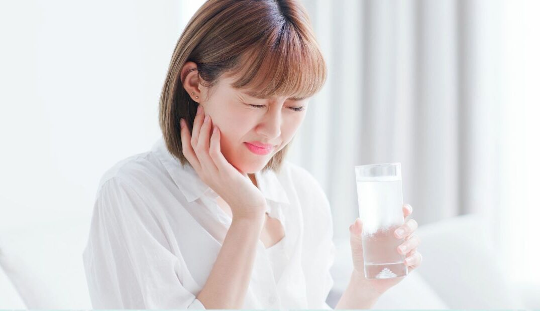歯がしみる原因とその対策について✨